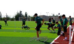 Yakın Doğu Üniversitesi Spor Kompleksi’ni Küçük Kaymaklı’nın Altyapı Takımlarına açtı