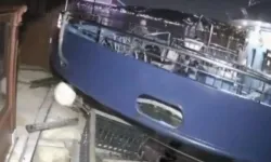 Üsküdar'da yolcu vapuru tarihi yalıya çarptı