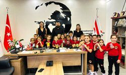 Serdarlı İlkokulu öğrencilerinden mama bağışı
