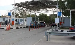 Güney Kıbrıs’tan KKTC’ye geçiş yapan araçta gümrüğe beyan edilmemiş 4 koli kıyafet bulundu