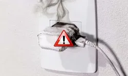 Prizde takılı bulunan telefon şarjı yangına neden oldu