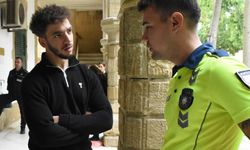 Sigortasız sürücü refüjdeki ağaca çarptı