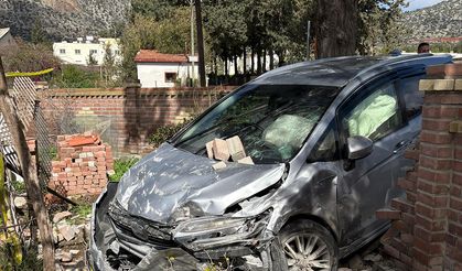 Araç evin bahçe duvarına çarptı