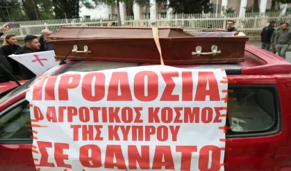 Güneyde hayvancılar tabutla Rum Başkanlık Sarayı’na yürüdü