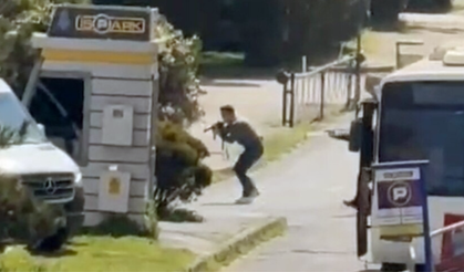 İsrail konsolosluğu önündeki çatışmada dikkat çeken an