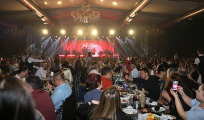 Les Ambassadeurs sahnesinde Sibel Can büyüsü