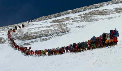 Everest Dağı'na bir günde 274 dağcı tırmanarak rekor kırdı