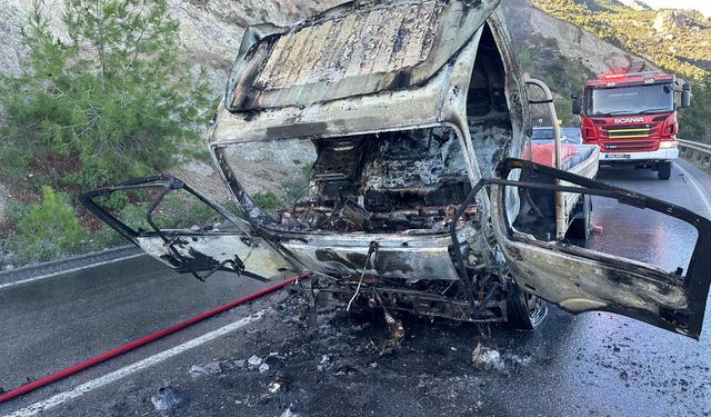 Çalıştığı şirket aracını yanıcı madde dökerek ateşe verdi