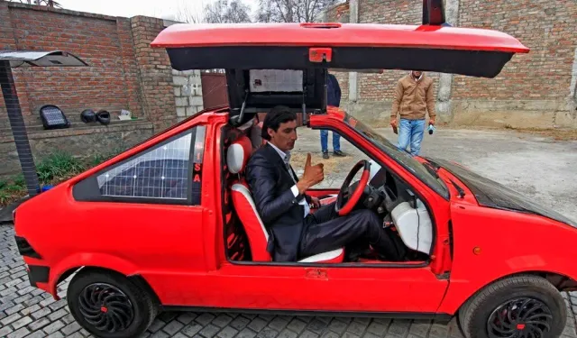 Hindistan'ın ilk yüksek teknolojili güneş arabası tanıtıldı