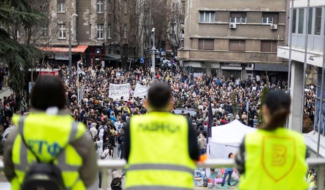 Sırbistan'da bugünkü gösteri öncesinde binlerce öğrenci başkent Belgrad'a geldi