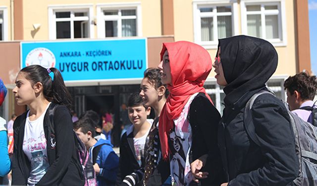 Çocuklar başörtüsü ile okula gidebilecek