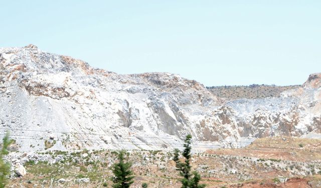 “Biraz daha gayret ederlerse Başparmak dağı kaybolacak”