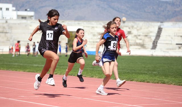 Atletizmde ilkokul eleme yarışları devam ediyor