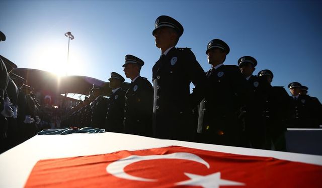 Polisler, Sivas'ın simge mekanlarında "Mağusa Limanı" türküsünü seslendirdi