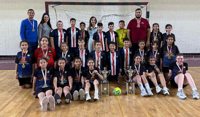 Dikmen İlkokulu’ndan çifte şampiyonluk