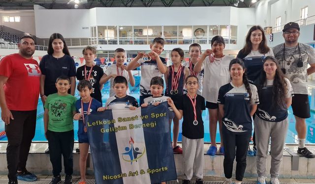 Minik yüzücüler madalya için kulaç attı