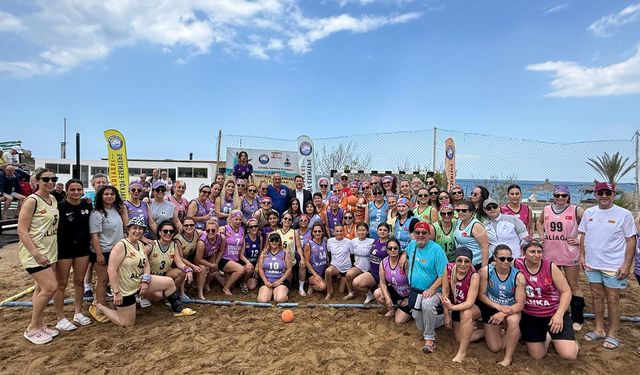 1.⁠ ⁠Çatalköy - Esentepe Belediyesi Hentbol Duayenleri Plaj Turnuvası başladı