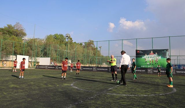 Geleneksel 27’nci Naci Talat Halı Saha Anı Futbol Turnuvası başladı