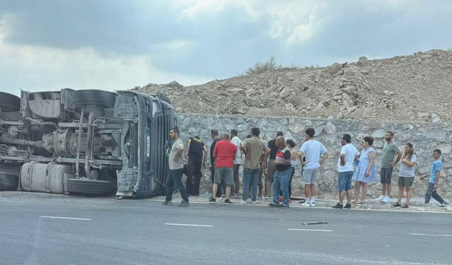Çembere hızlı giren beton mikseri devrildi