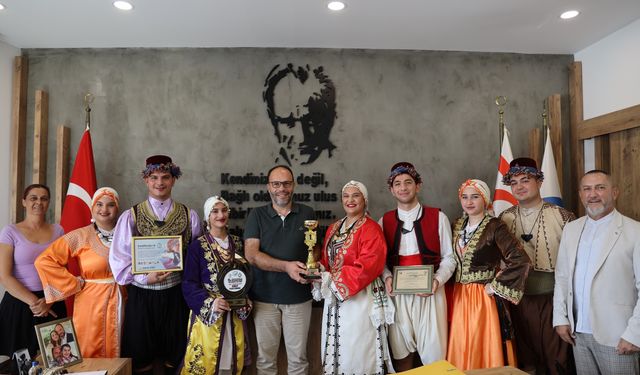 Birincilik kupasını Sadıkoğlu’na takdim ettiler