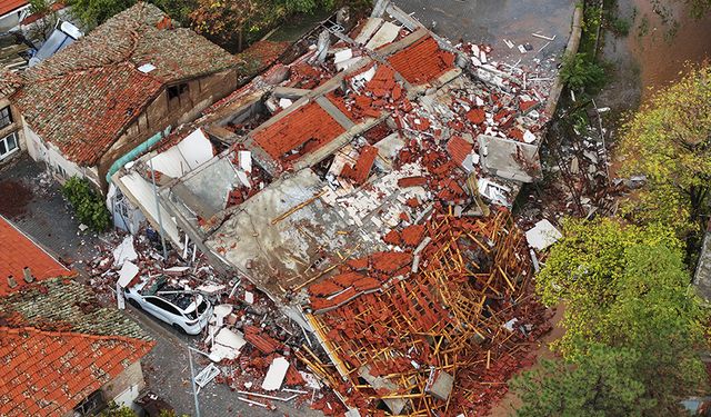 Balıkesir'deki depremde 4 bina yıkıldı, can kaybı yok,