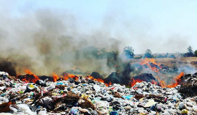 Yakılan çöplükler vatandaşı perişan ediyor