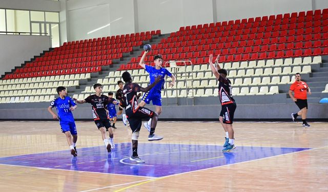 Hentbol U16’da favoriler hata yapmadı