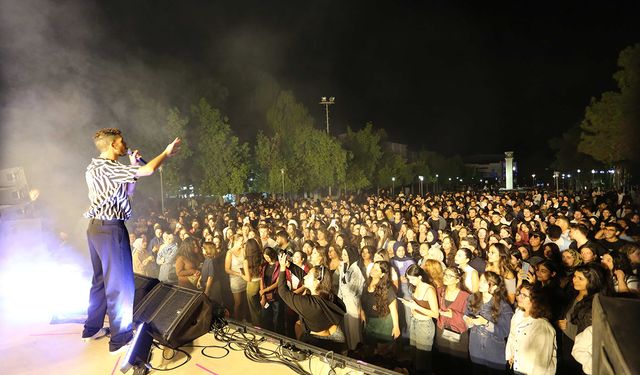 Fikri Karayel sevilen şarkılarını LAÜ öğrencileri için seslendirdi