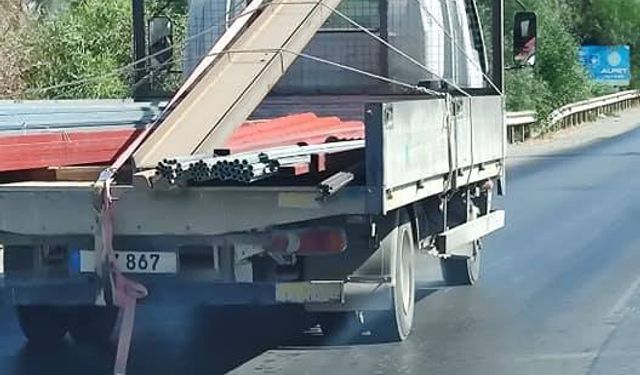 İnşaat malzemesi taşıyan kamyonetler korku salıyor