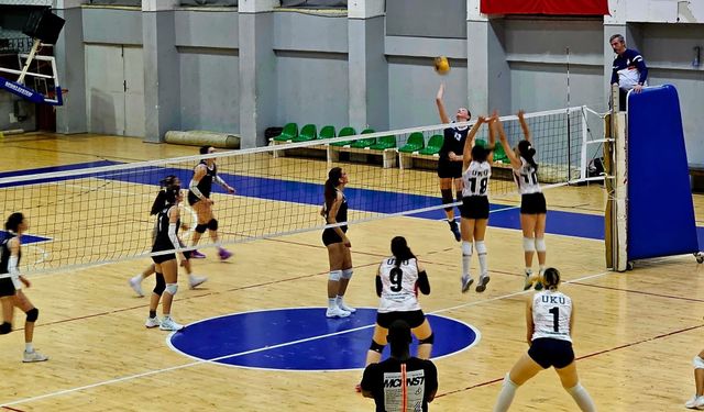 Voleybol bayanlarda zirve mücadelesi kızıştı