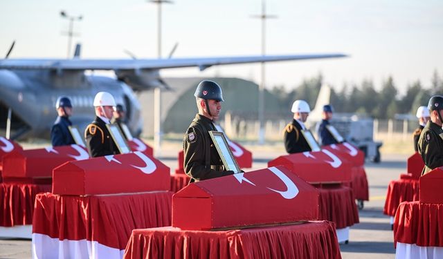 Azerbaycan-Gürcistan sınırında düşen uçakta şehit olan askerler için Ankara'da tören düzenlendi