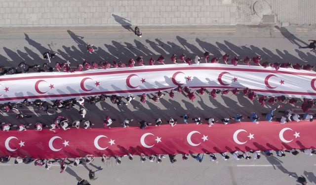 Cumhuriyet Korteji'nde 100'er metrelik KKTC ve TC bayrakları taşındı