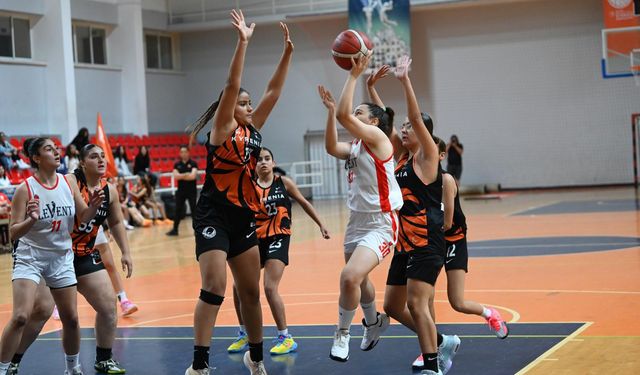 YDÜ ve Levent gençleri farklı kazandı