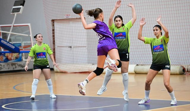 Hentbolda U18 start aldı