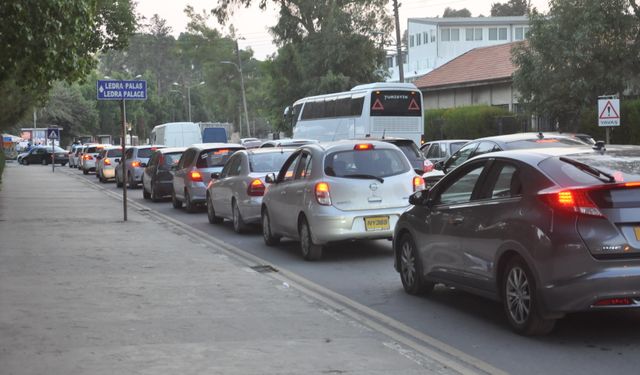 Trafikte her gün artan araç sayısıyla trafiğin kilitlenmesi an meselesi