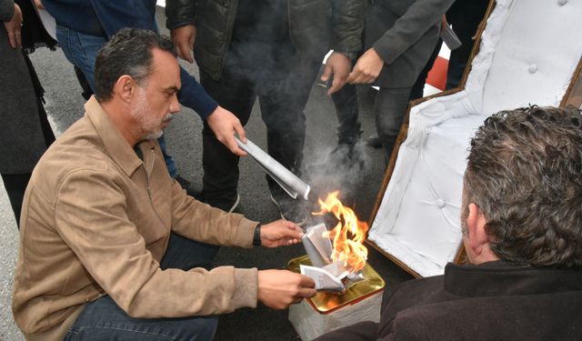 KTOEÖS, Milli Eğitim Bakanlığı önünde öğretmenlere yönelik soruşturmaları protesto etti
