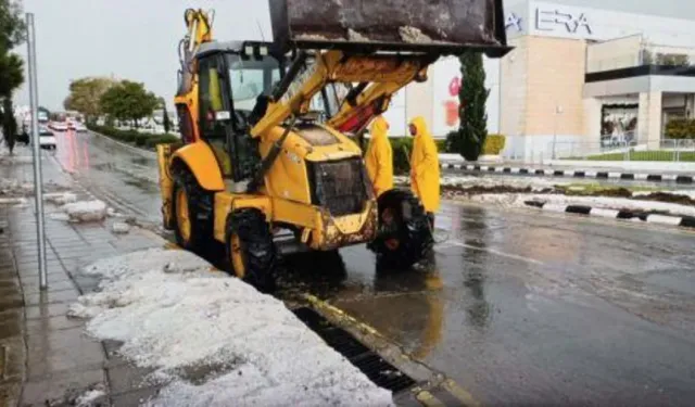 Kuvvetli yağmur ve dolu Baf’ta etkili oldu