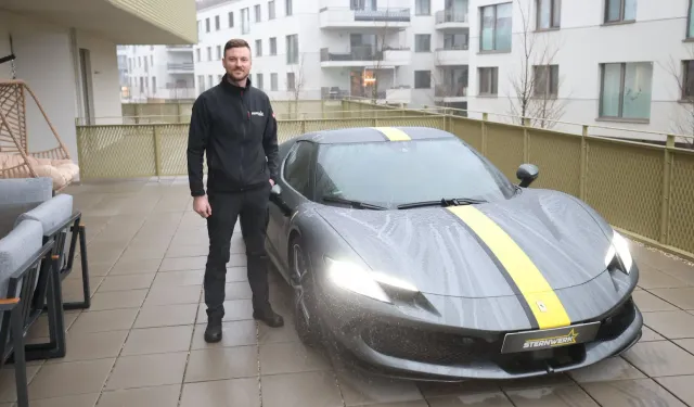 Yer bulamayınca Ferrari'sini balkona park etti