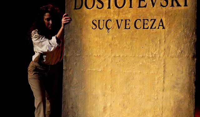 Girne Belediyesi Oda Tiyatrosu'nun yeni oyunu ‘Raskolnikov” prömiyerini yaptı