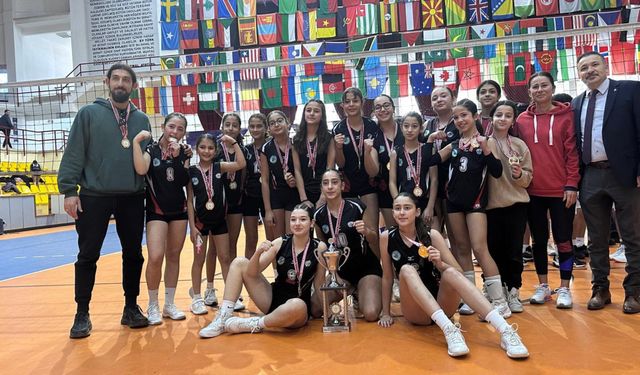 Kızlarda Canbulat Özgürlük Ortaokulu şampiyon