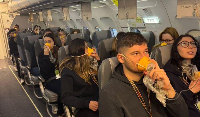 DAÜ Sivil Havacılık Kabin Hizmetleri Programı öğrencileri mock-up eğitimlerini tamamladı