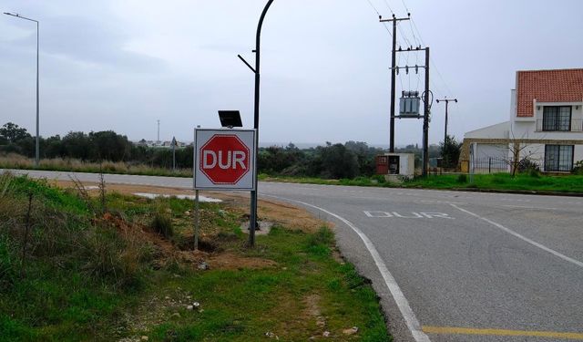 Anayol kavşaklarına solar enerjili DUR levhaları yerleştirildi