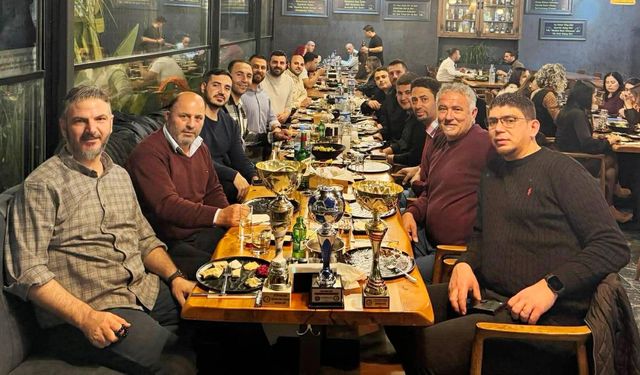 Tribün Kıbrıs tarihi şampiyonluğunu kutladı