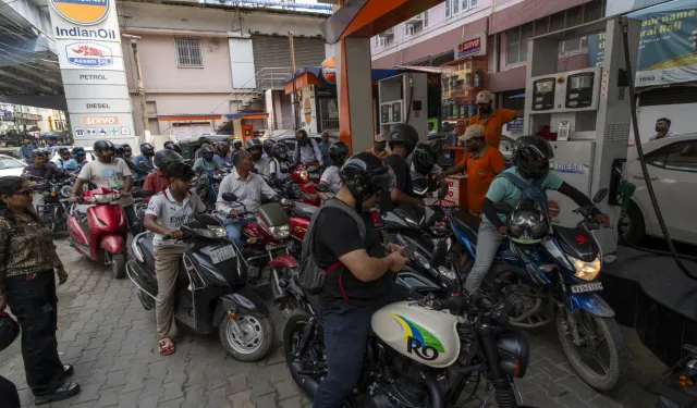 Hindistan'da akaryakıt kuyruğu