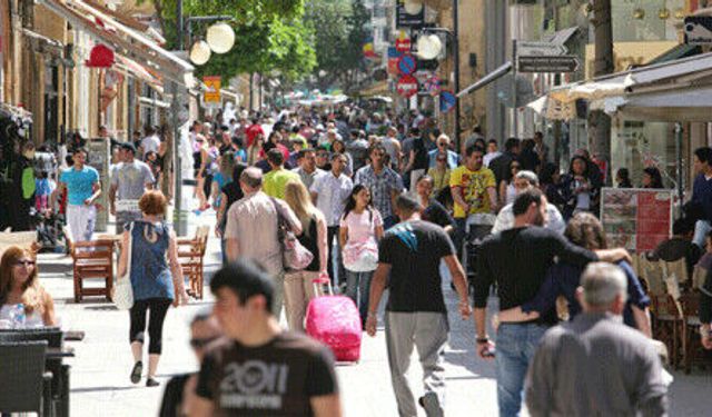 Olağanüstü hal talimat ve SMS'lerinden korkan Rum halkı market ve benzin istasyonlarına hücum etti