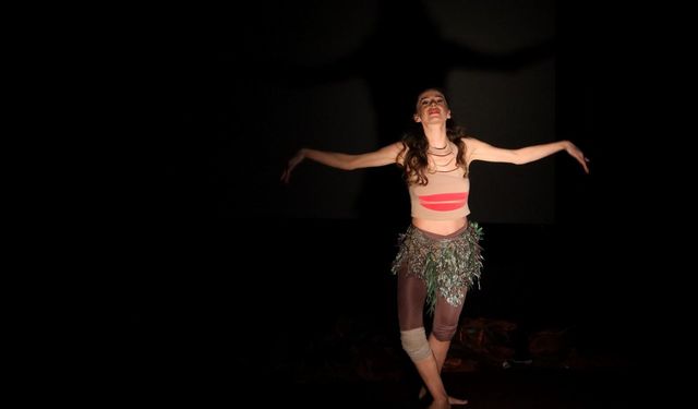 Kadının yolculuğu sahnedeydi