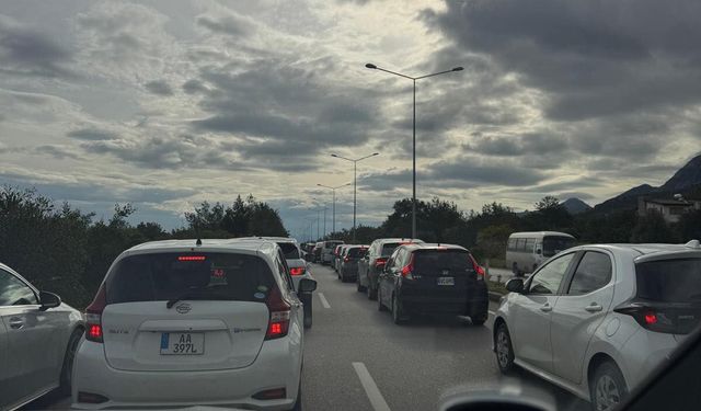 Zeytinlik Kavşağı trafik ışıkları sürücüleri çıldırtıyor