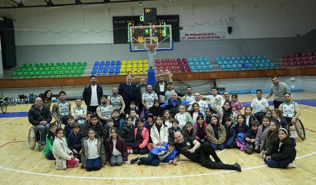 Vakıflar sahada, gençler tribünde coştu