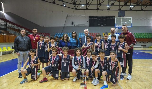 Yakın Doğu İlkokulu basketbolda namağlup şampiyon!