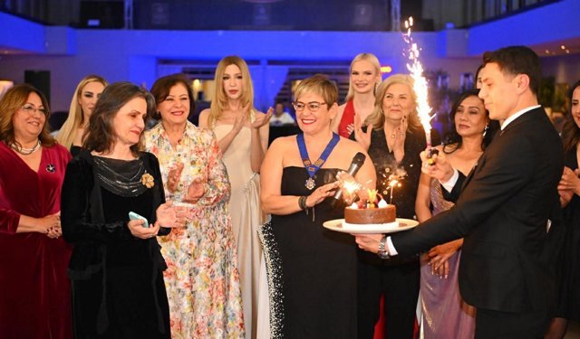 Abiye defilesinde barış mesajları